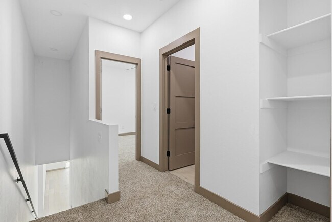 Building Photo - 2805 Trumbull Rd