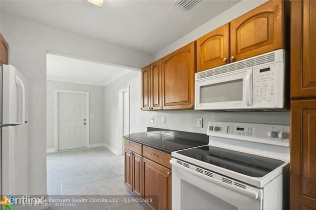 Building Photo - 3 br, 1 bath House - 261 Ne 49th Street