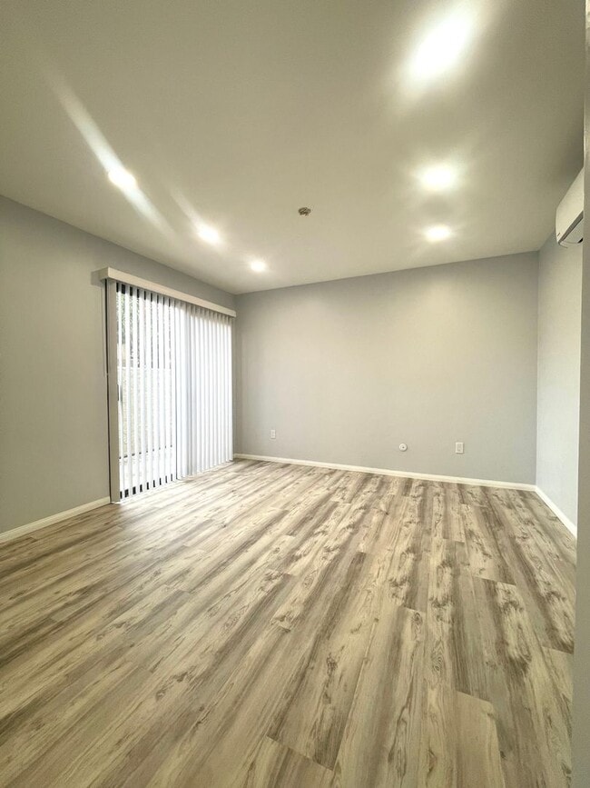 Building Photo - Del Mar Heights 1 br condo