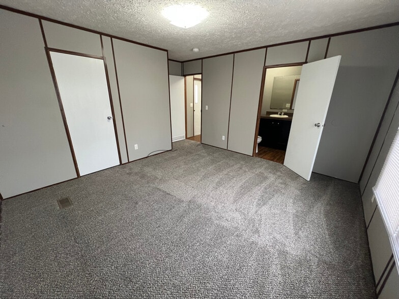 Building Photo - 108 Plum St