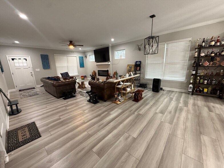 Building Photo - 1614 Hawthorne Dr