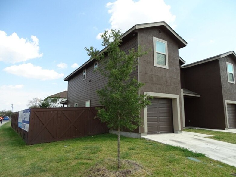 Building Photo - 7054 Lakeview Dr
