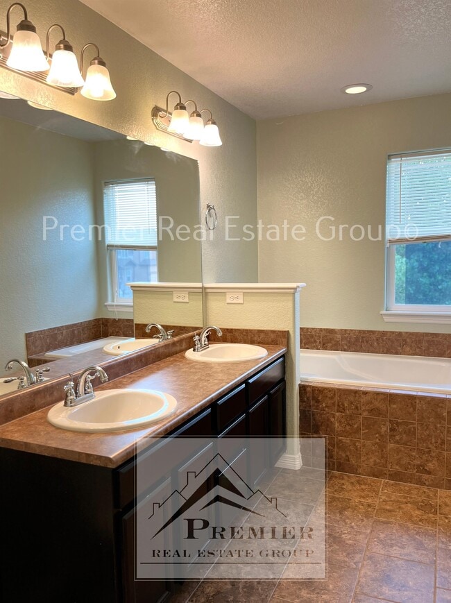 Building Photo - 6118 Journey Dr