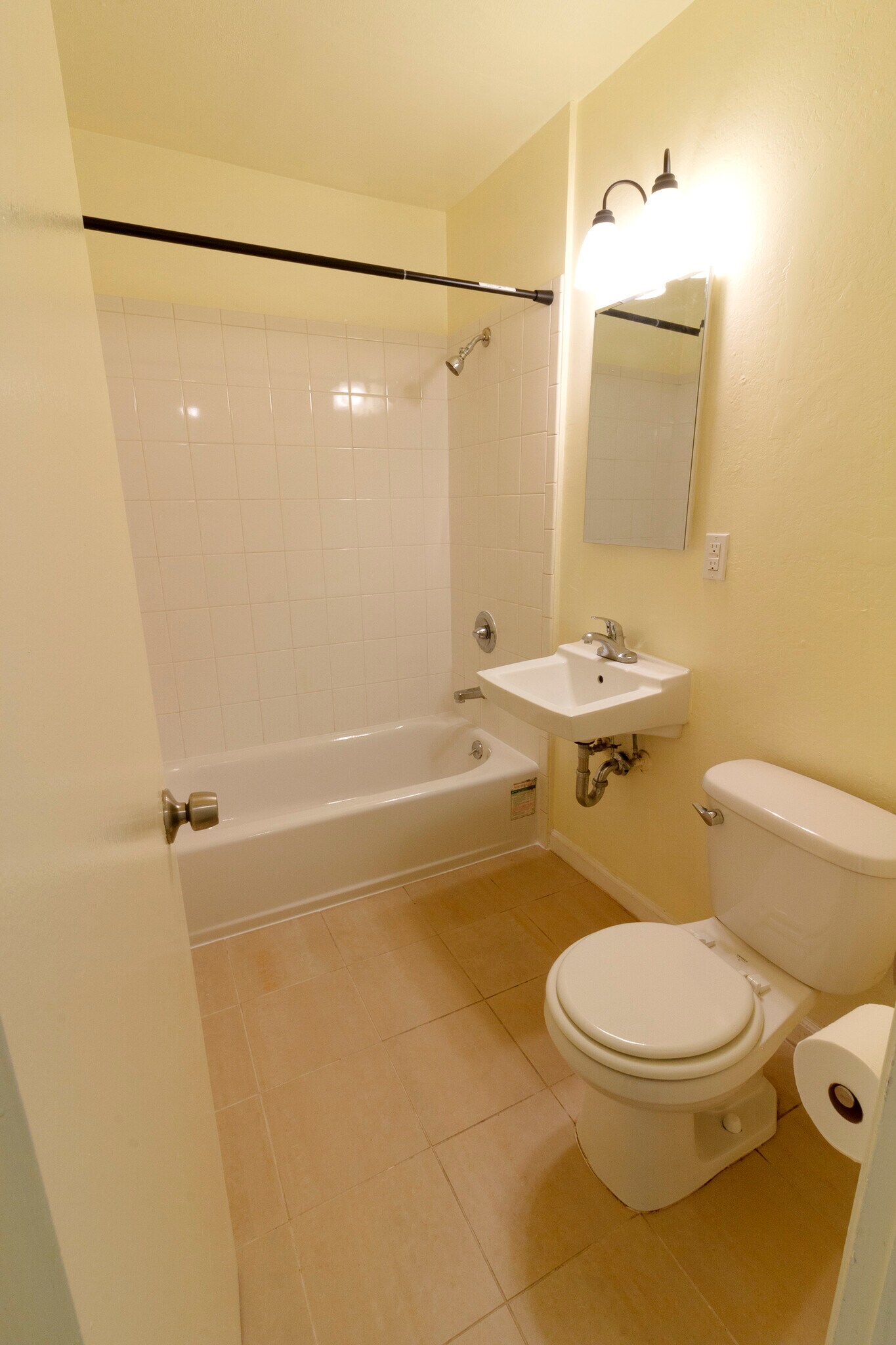 Full Bath - 67 Lausanne Ave