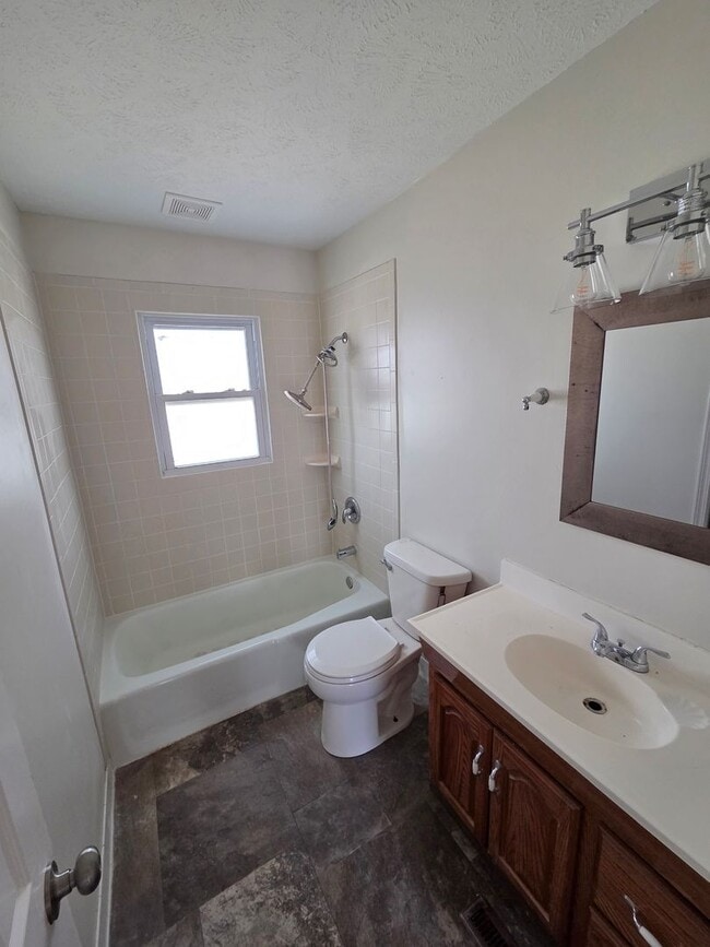 Building Photo - Newly remodeled 4/2/2 with fenced in backyard