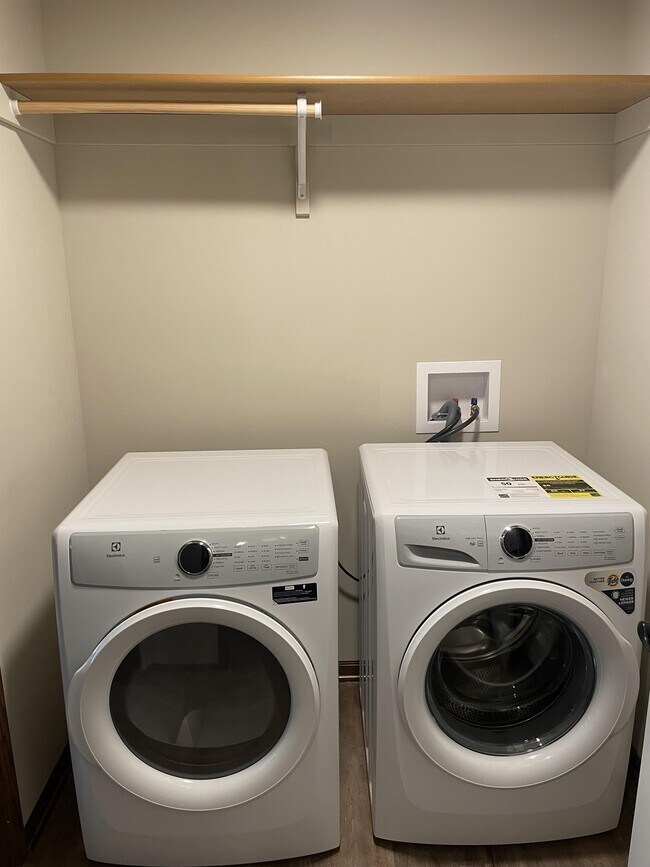 Building Photo - 9216 Peregrine Rd