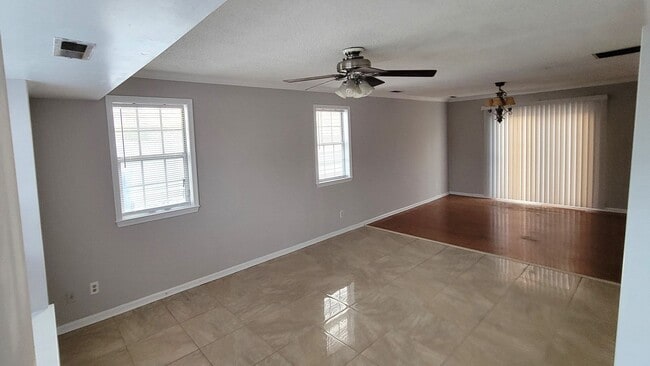 Building Photo - Spacious 3 bedroom house