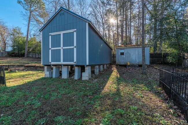 Building Photo - Fully Updated 3BR/2BA in Martinez – Vaulted Ceilings, Stone Fireplace & Fenced Yard!