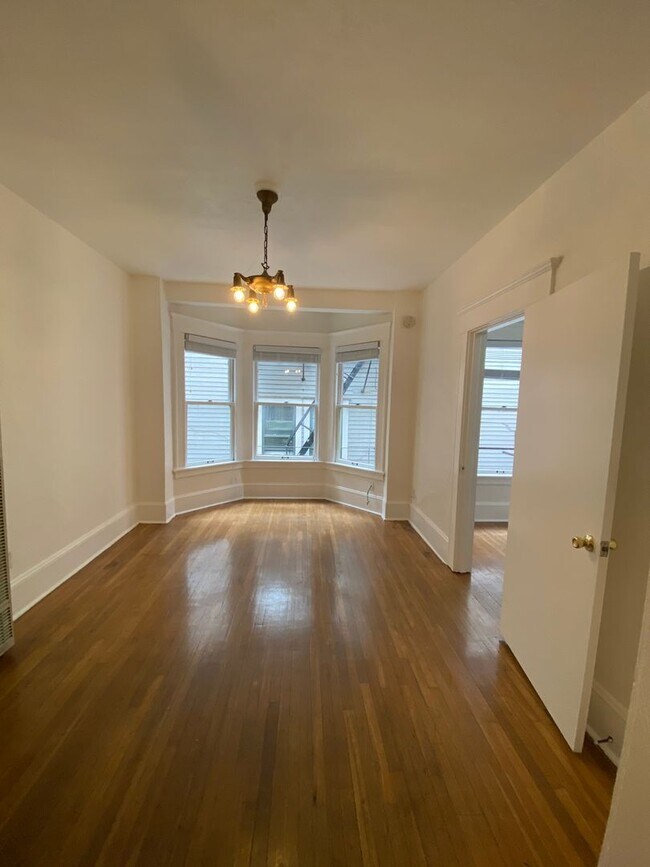 Building Photo - Top floor 1 BR with LOTS of natural light in trendy NW 23rd District!