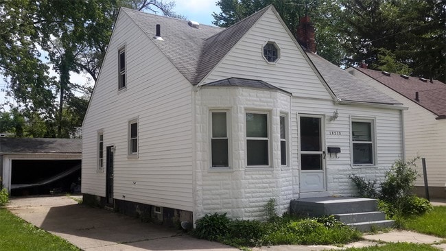 Building Photo - 18530 Plainview Ave
