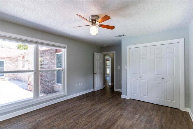 Building Photo - "Charming 3-Bed Oasis with Private Pool in Fort Walton Beach!"