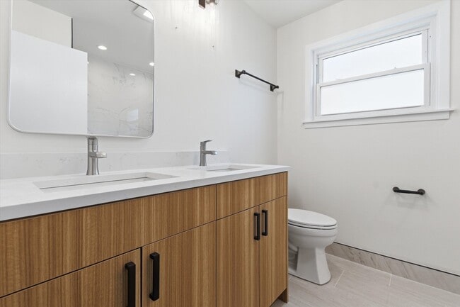 Building Photo - 5915 N Milwaukee Ave