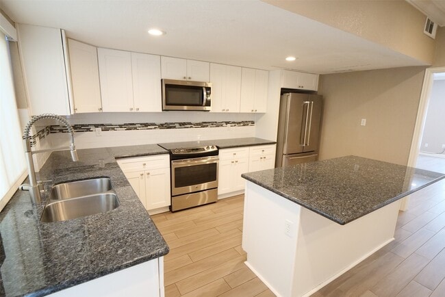 Building Photo - 850 Threadneedle St