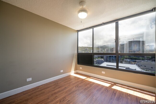 Building Photo - Available now!  2br/2ba/1pkg Condo in Royal Capitol Plaza in Kakaako