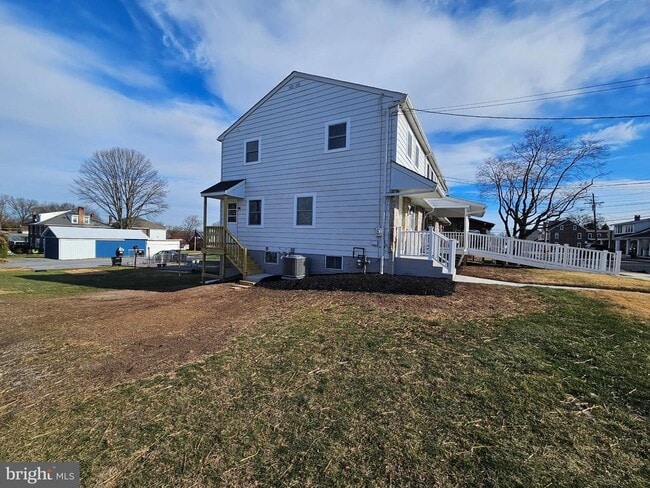 Building Photo - 301 E 4th St