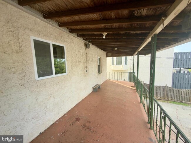 Building Photo - 422 W 6th Ave