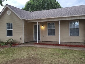 Building Photo - 303 Ray St