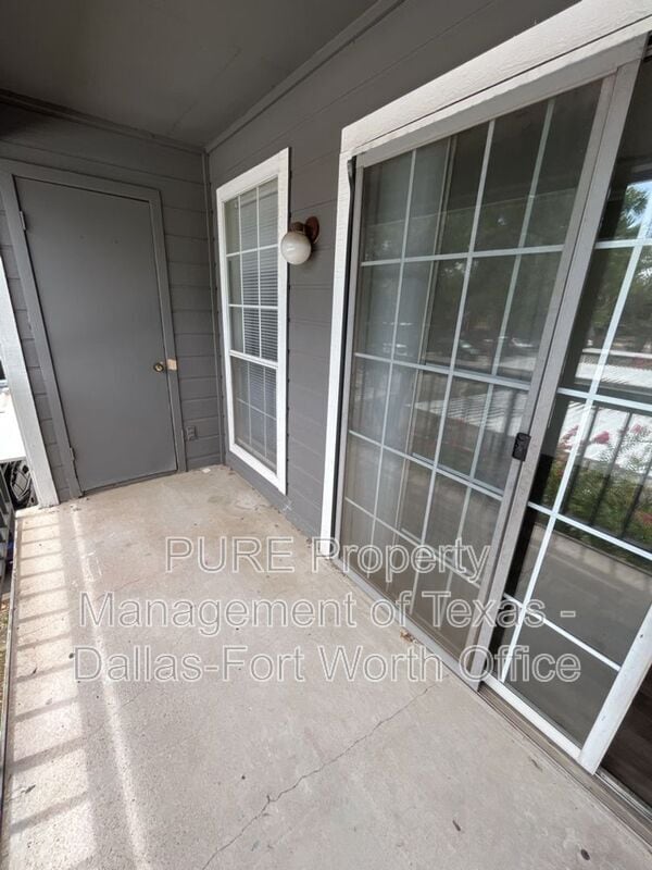 Building Photo - 18333 Roehampton Dr
