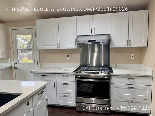 Building Photo - Spacious 3 Bedroom 2 bath in Seaside