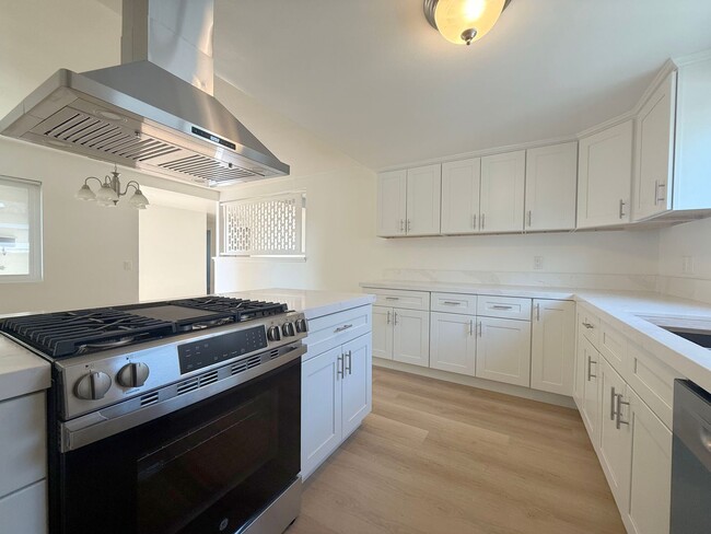 Building Photo - 4 Bed +2 Bath + 2 Car Garage - New Kitchen...