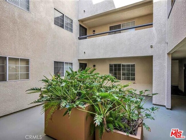 Building Photo - 5565 Canoga Ave