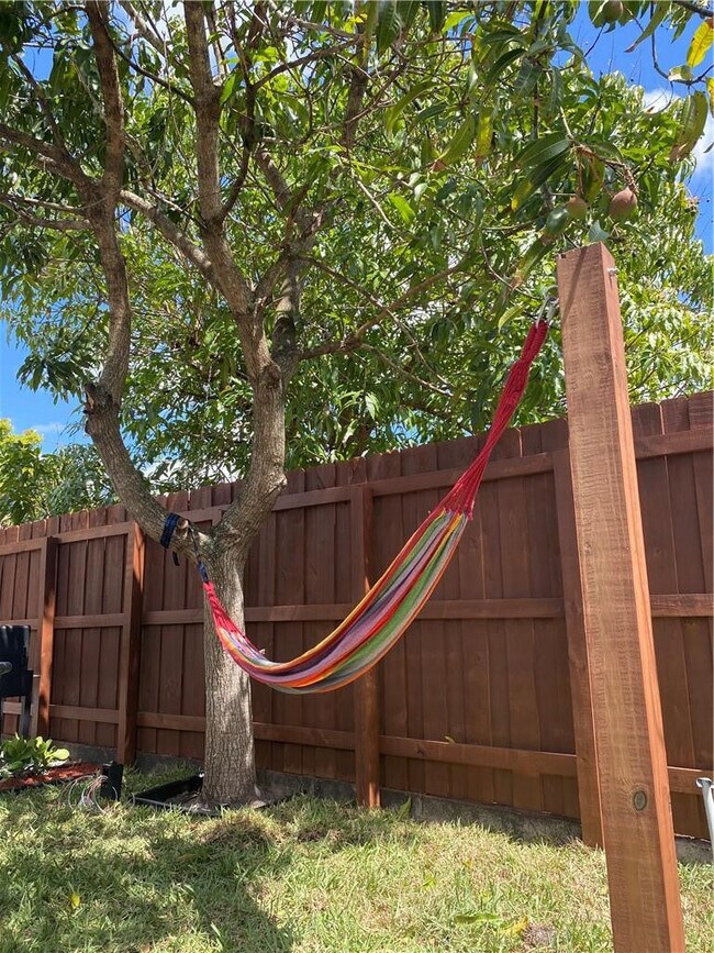 Building Photo - 902 NE 38th St