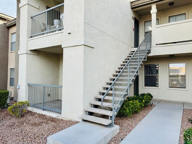 Building Photo - Beautiful, modern ground-floor 1 bed/1 bath condo in a gated SW community!