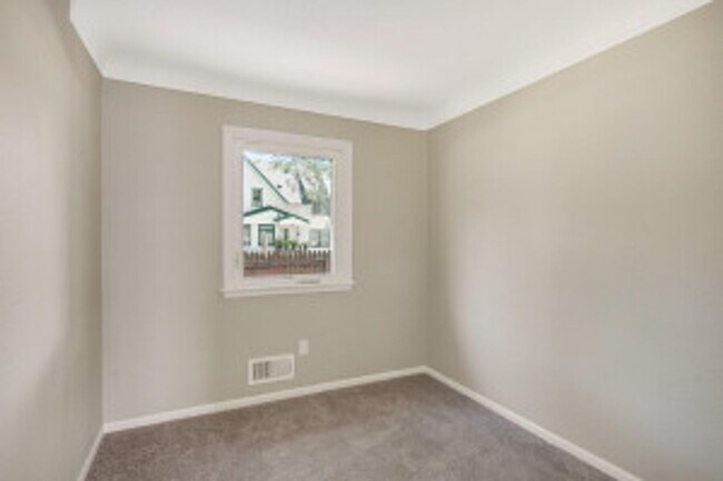 Building Photo - 996 Fremont Ave E