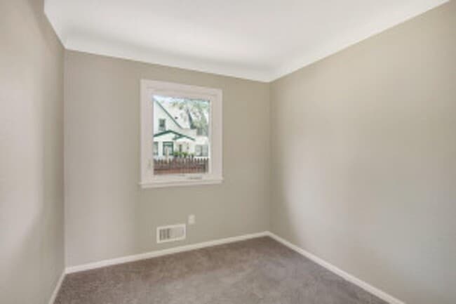 Building Photo - Large 5 Bed | 2 Bath House W/ Fenced Yard ...