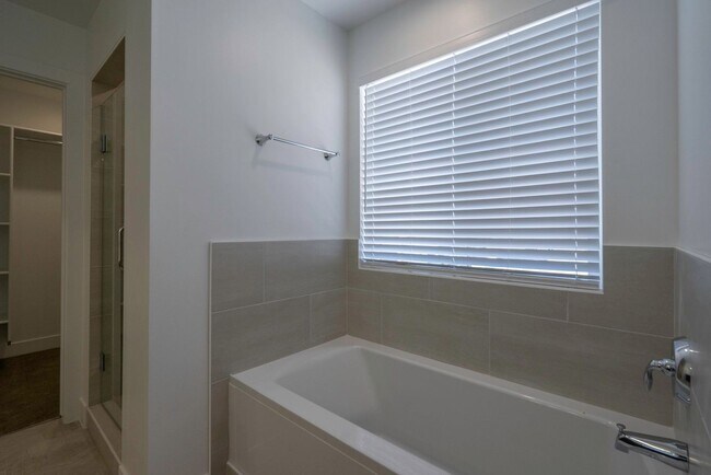 Building Photo - Well Maintained, 3 Bedroom and 2.5 Bathroom Townhome in Desert Color! Internet Included!