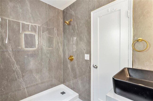 Building Photo - 2350 SW 26th St