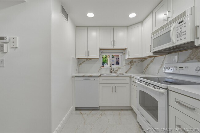 Building Photo - 371 S Hollybrook Dr