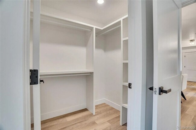 Building Photo - Luxury 2Bd/2Ba Corner Condo in Louisville