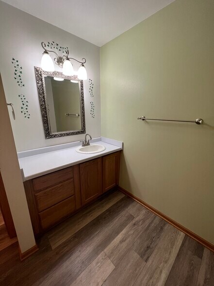 Building Photo - 611 Wellington Dr