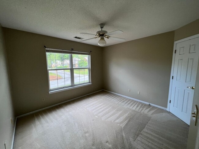 Building Photo - 1635 Pondside Dr