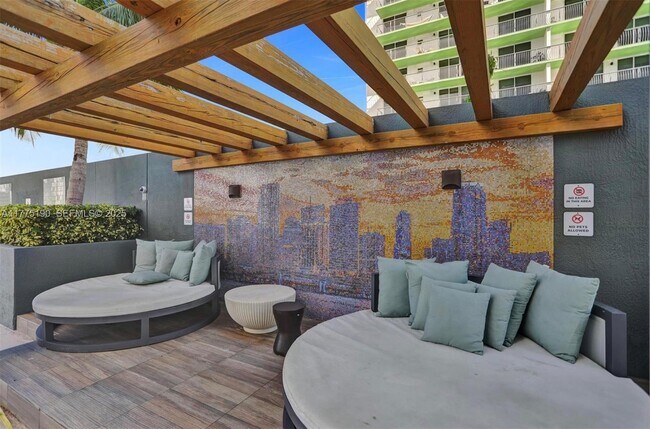 Building Photo - 1750 N Bayshore Dr