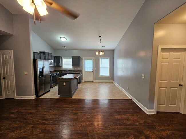 Building Photo - Fenced in 3 Bedroom Home in Southwest Commons
