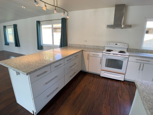 Building Photo - Mililani  - Rare 4 bedroom with upgraded kitchen/bathroom & large living/dining room