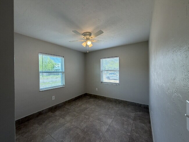 Building Photo - "Charming 3-Bedroom in Port Charlotte – Cozy Comfort Awaits!"