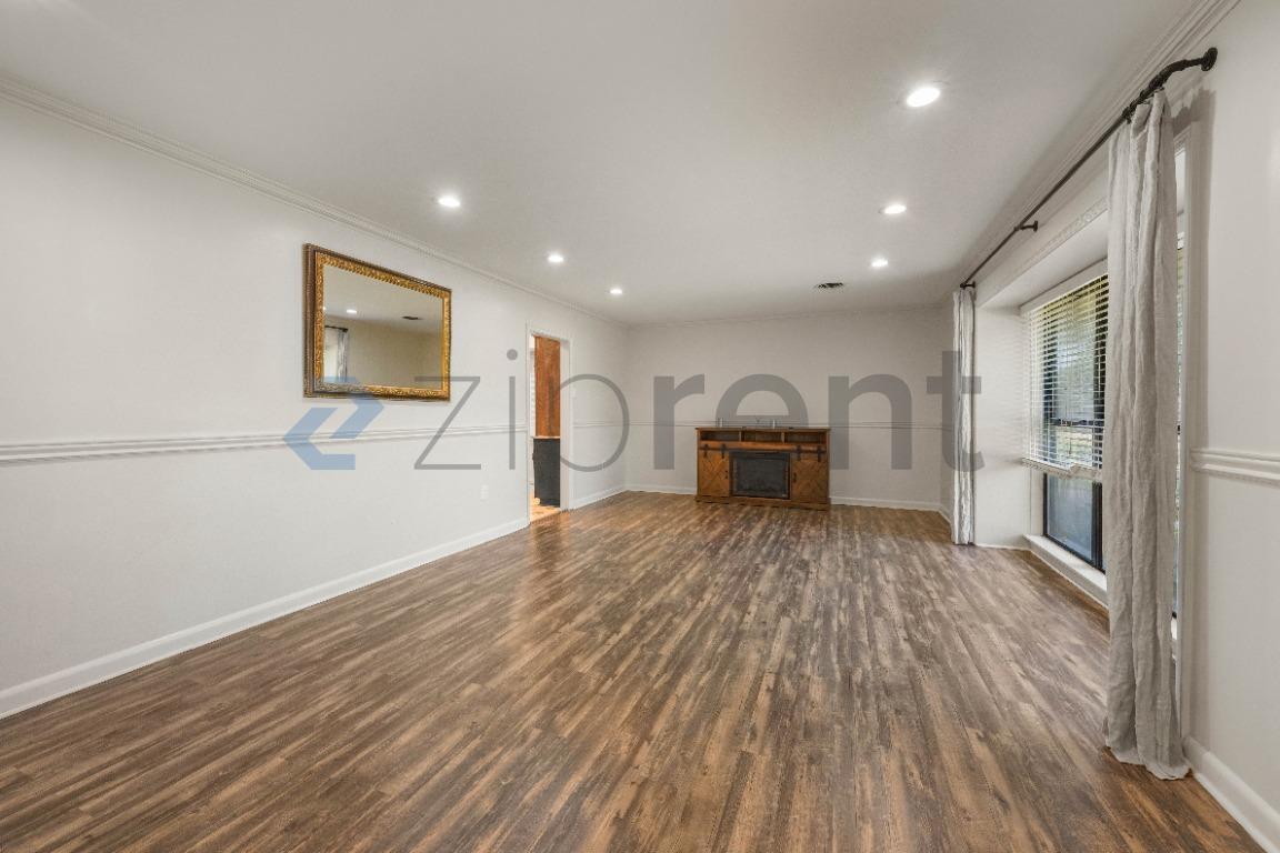 Building Photo - Unit