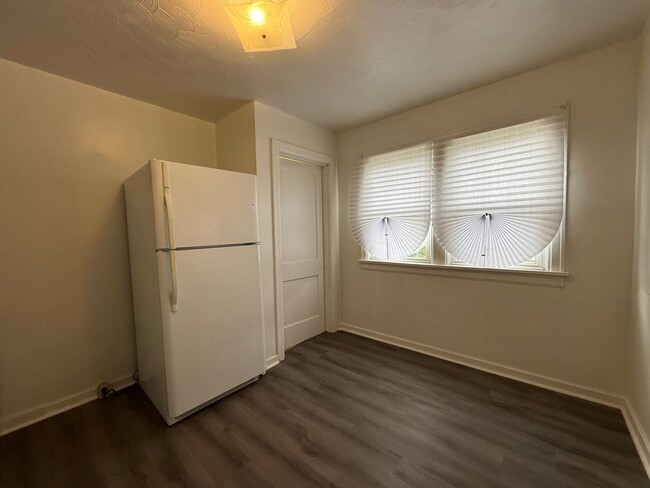 Building Photo - Freshly Renovated Bungalow in Home Park Area!
