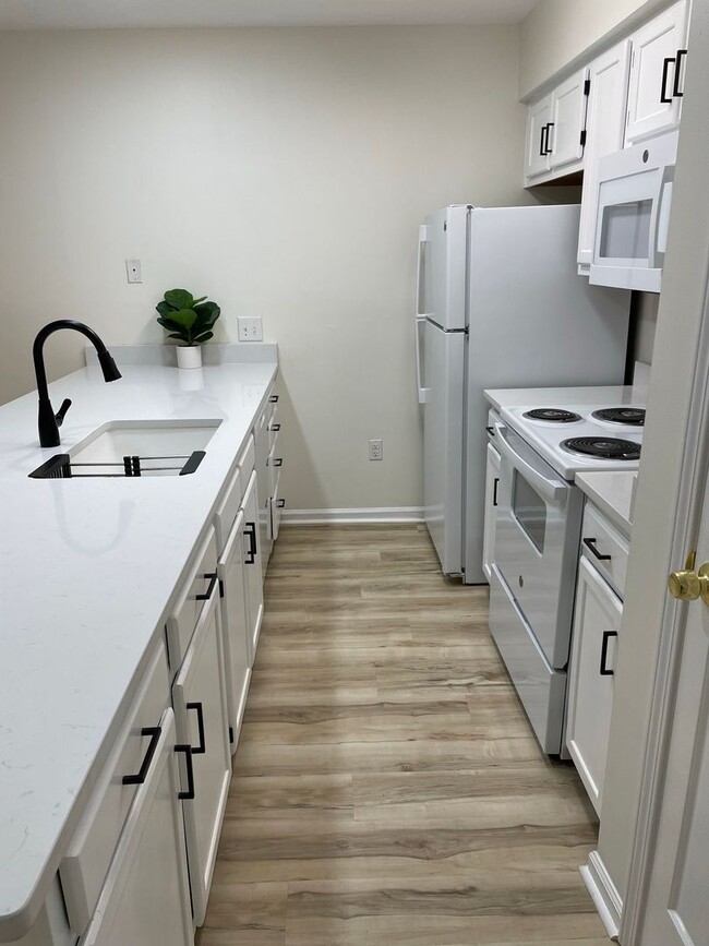 Building Photo - Newly updated 1 bedroom/1 bath condo in Ri...