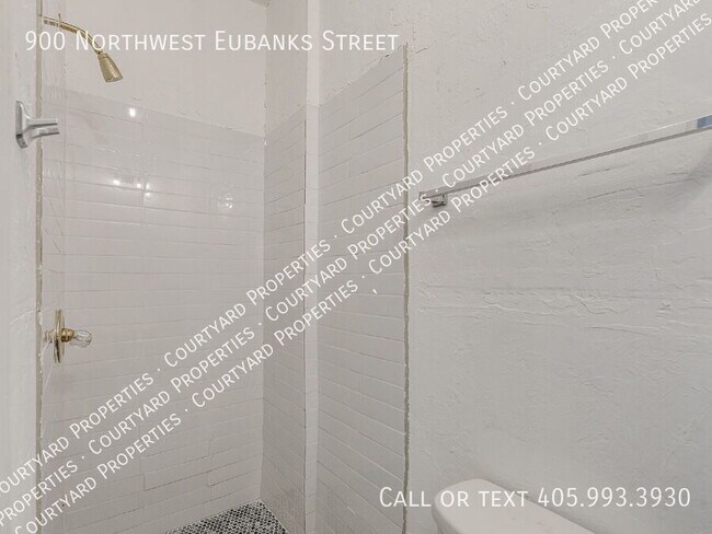 Building Photo - 900 NW Eubanks St