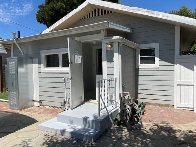 Building Photo - 2 bedroom 1 bath Brea $3200