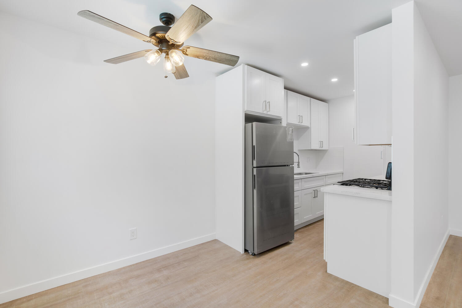 Building Photo - 323 E Chestnut St