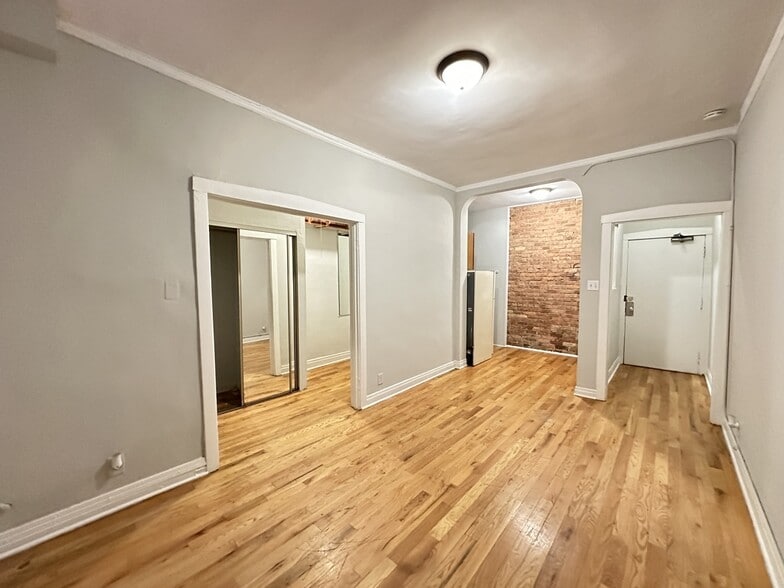 Building Photo - 515 W Melrose St