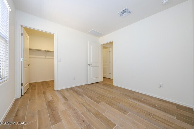 Building Photo - 9122 E Red Blf Ct