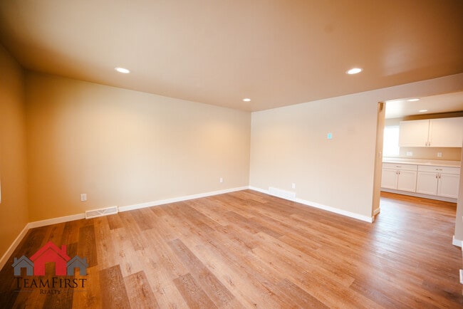 Building Photo - 2022 Terry Ln