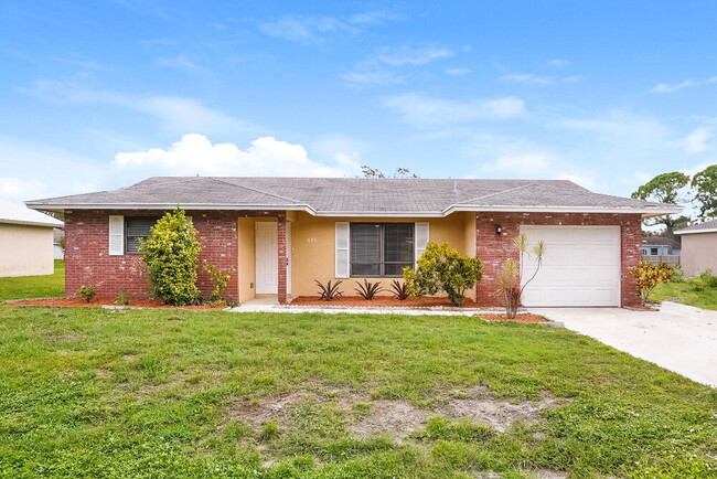 Building Photo - 452 SW Sansom Ln