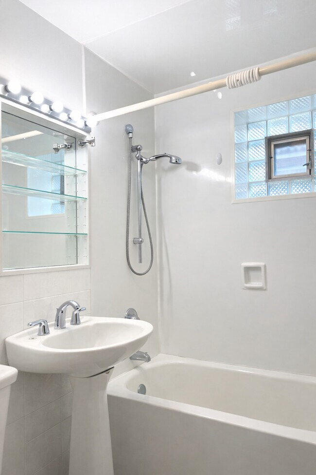 Building Photo - 2302 W Sunnyside Ave